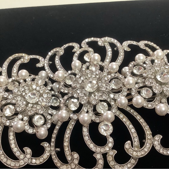 Elegant Silver and Pearl Hair Accessory - Picture 5 of 10